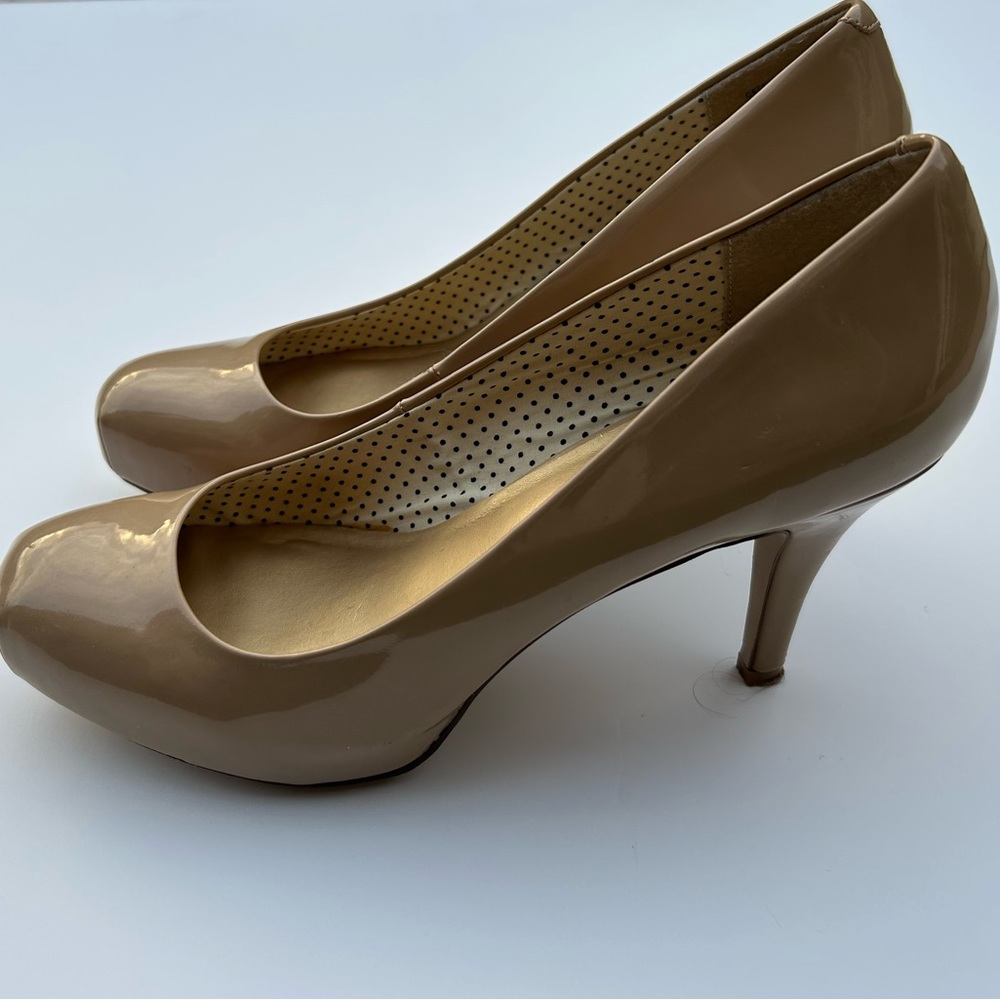 Classic Madden Girl Beige Wedge Pumps